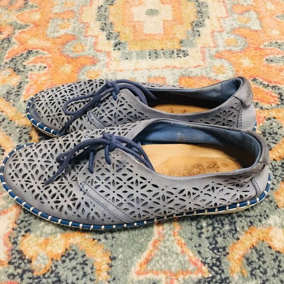 EARTH SHOES Sapphire Blue Nubuck Suede Perforated Relief Pod Shoes Women's 7B - Picture 4 of 9